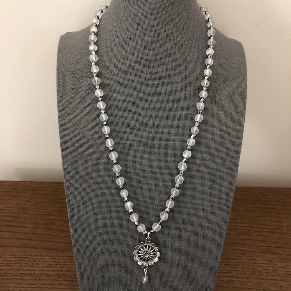 3/$25 ** White and silver beads string w pendant